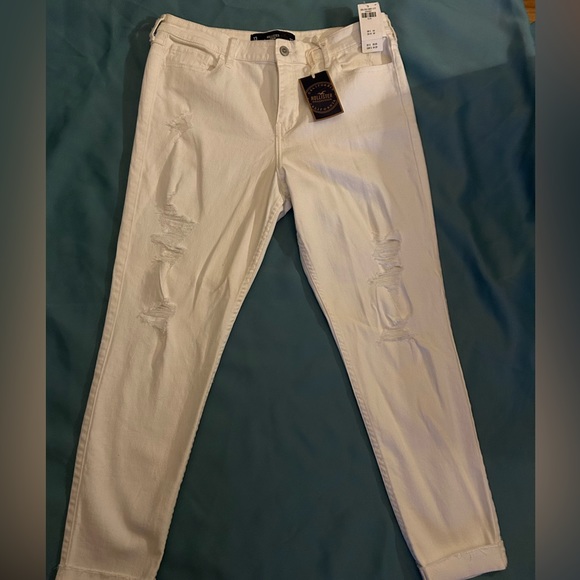 NWT women’s White Hollister Distressed Jeans. - Picture 4 of 9